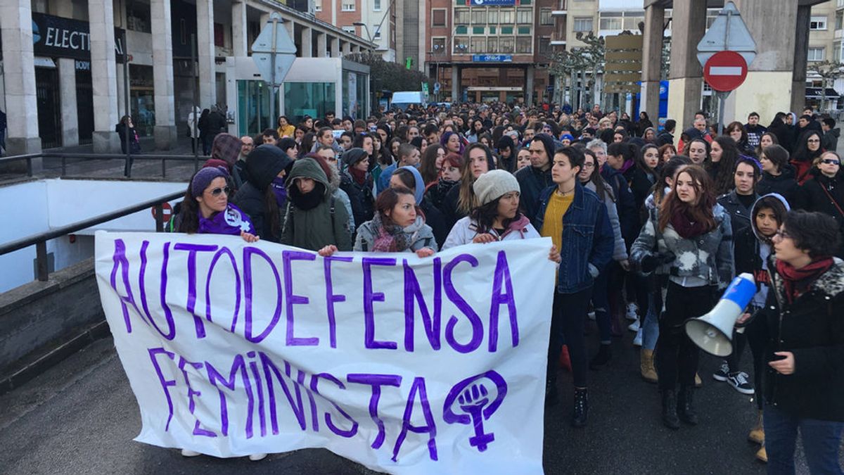 Cientos de personas gritan en Burgos contra el último crimen machista:  "Si tocan a una, nos tocan a todas"