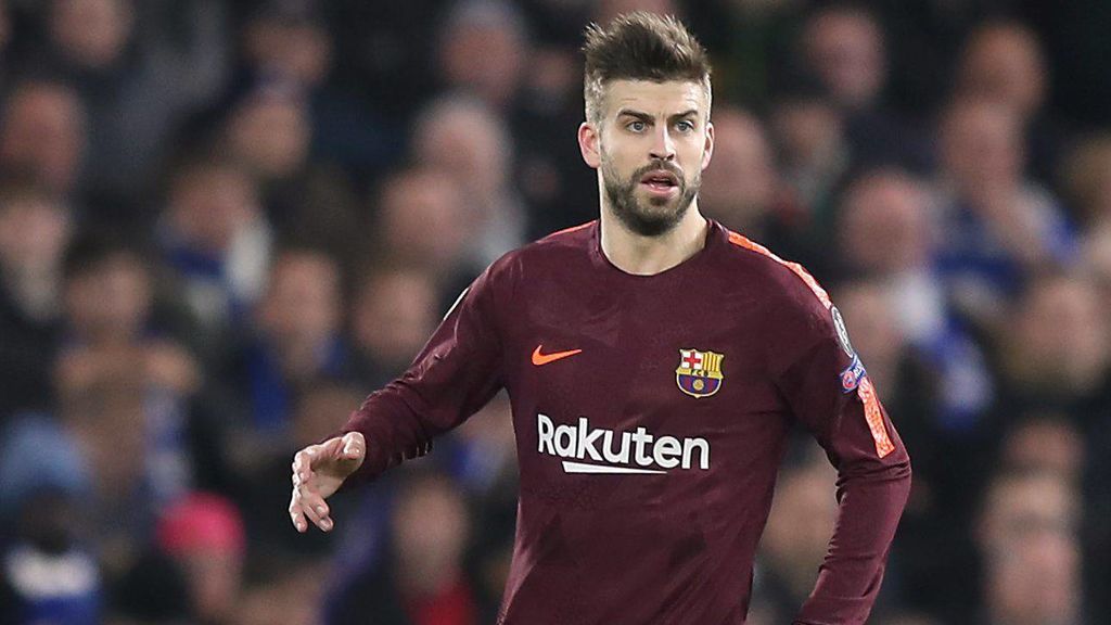 El 'mosqueo' de Piqué en la celebración del Barça porque le mojan el móvil: "Eres tonto o qué"