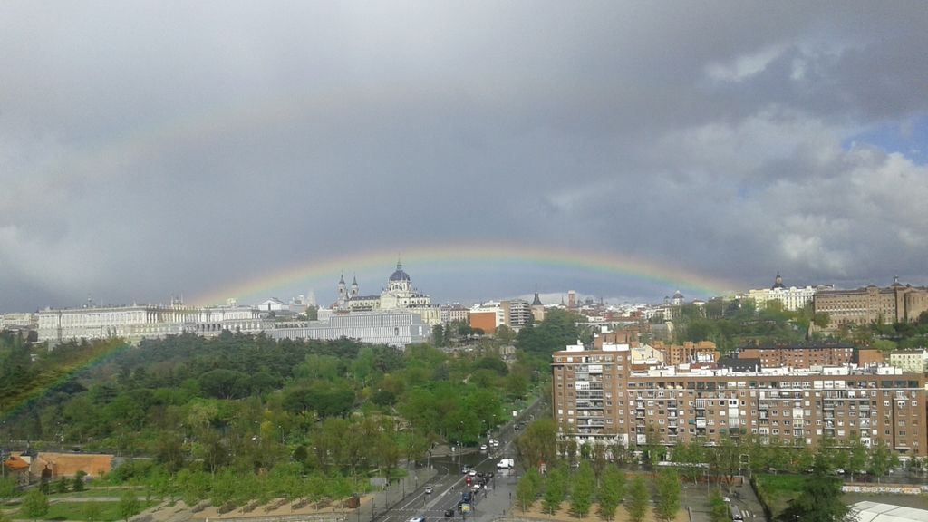 Milagrosa Guerrero en el Puente de Segovia, Madrid