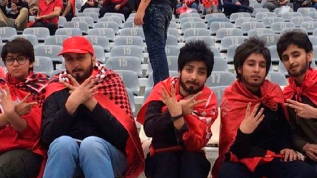 Sucedió en Irán: cinco mujeres se disfrazan de hombre para poder ver al Persépolis campeón de la liga de fútbol