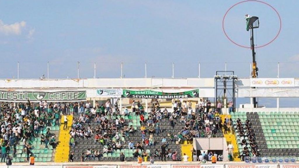 Un fan turco que no podía entrar al estadio alquila una grúa para ver el partido de su equipo