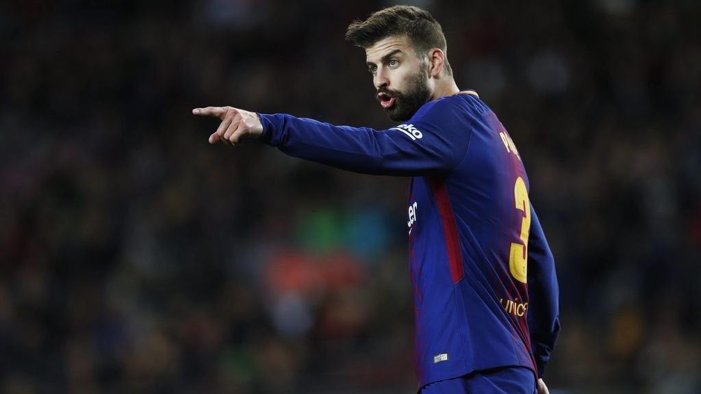 El ‘mosqueo’ de Piqué cuando le mojan el móvil en la fiesta del Barça: "Eres tonto o qué"