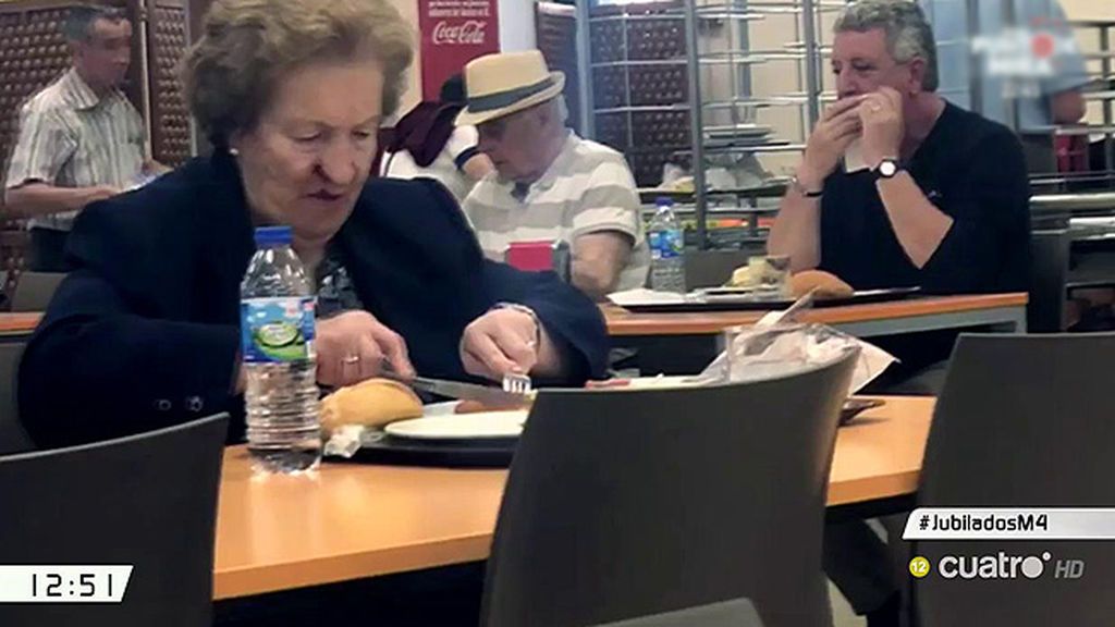 La falta de recursos lleva a algunos pensionistas a comer en la URJC por 5 euros