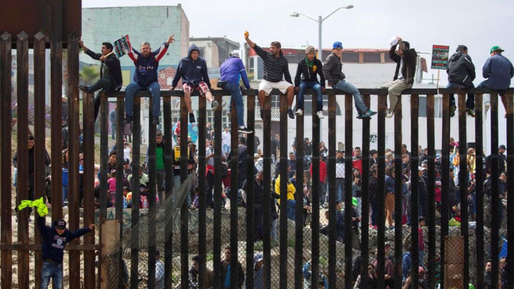 La caravana de inmigrantes  centroamericanos llega a la frontera de EEUU en busca de asilo