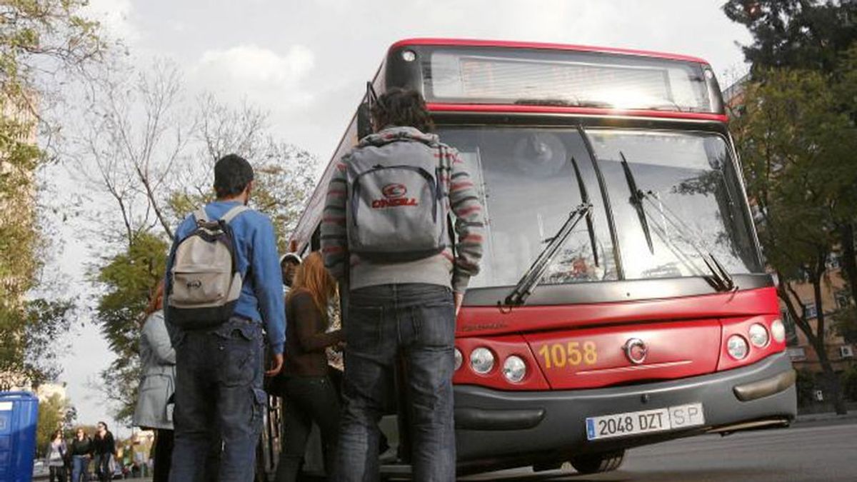 Herida grave al ser atropellada por un autobús en Sevilla tras posible cruce indebido