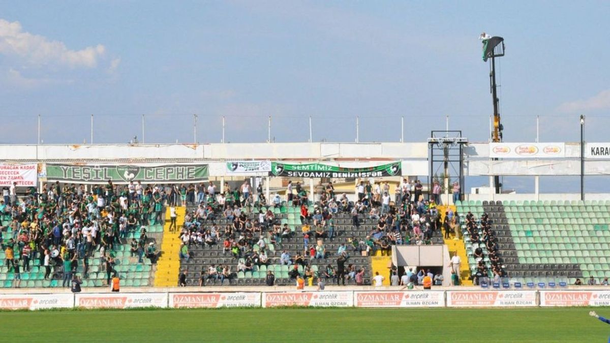 Un aficionado sancionado con un año sin entrar a un campo ve el partido de su equipo subido a una grúa