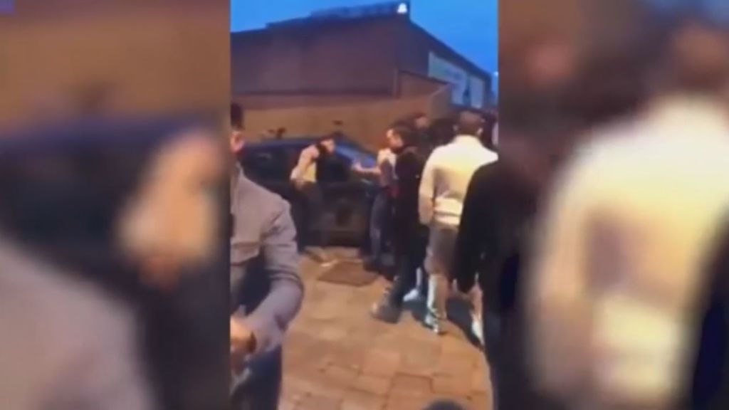Un conductor acelera y atropella varias veces a una multitud a la salida de una discoteca