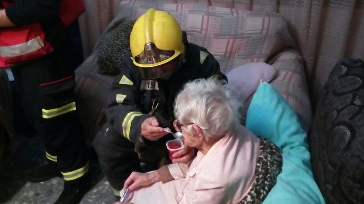 Los bomberos de Málaga rescatan a una anciana de 94 años que llevaba horas caída en el suelo