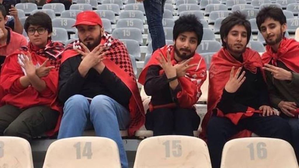 Unas aficionadas iraníes acuden a un estadio de fútbol disfrazadas de hombres para poder entrar