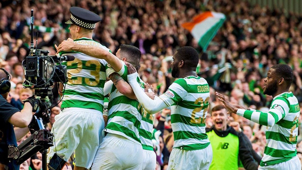Un jugador del Celtic le 'roba' la gorra a un policía durante la celebración de un gol
