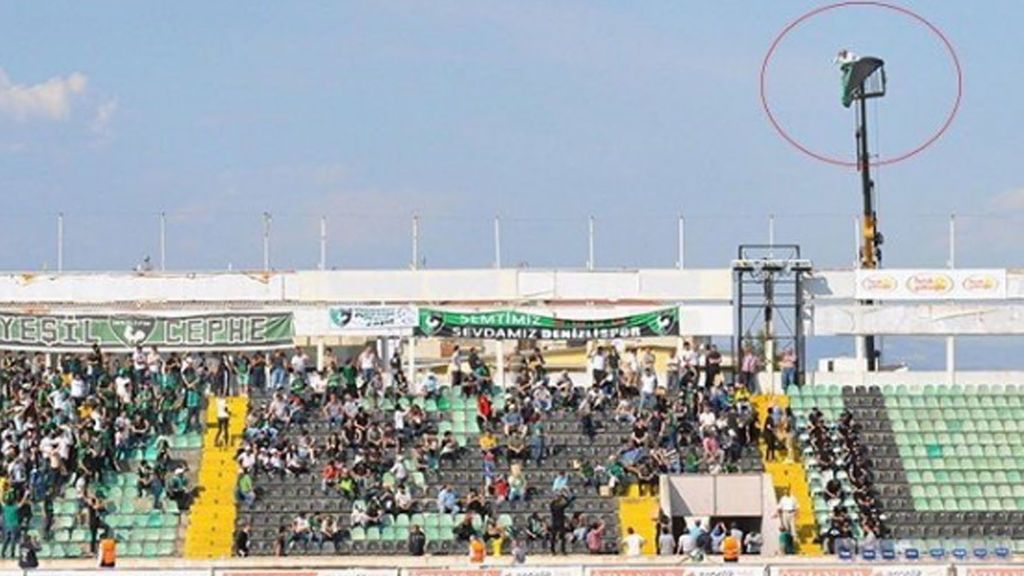 Un fan turco que no podía entrar al estadio alquila una grúa para ver el partido de su equipo