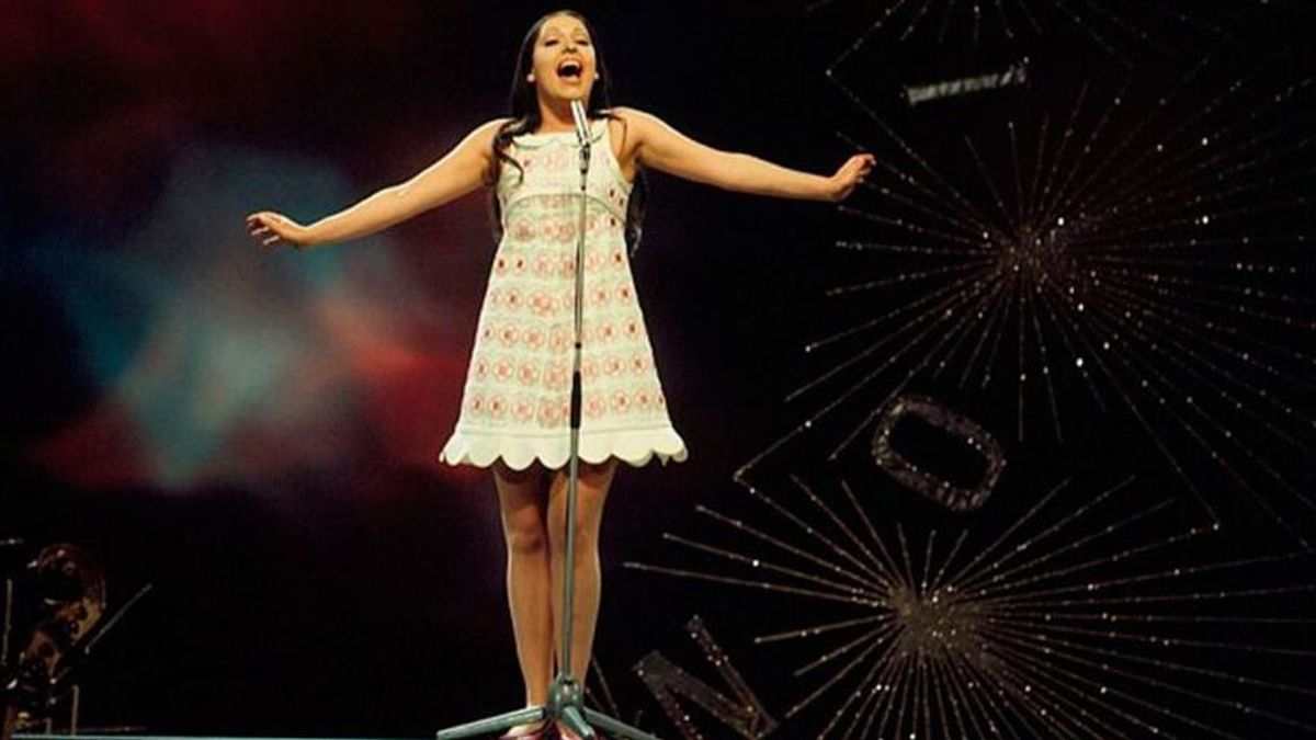 Massiel cantando la canción 'La, la , la', en el  Royal Albert Hall de Londres en el Festival de Eurovisión de 1968.