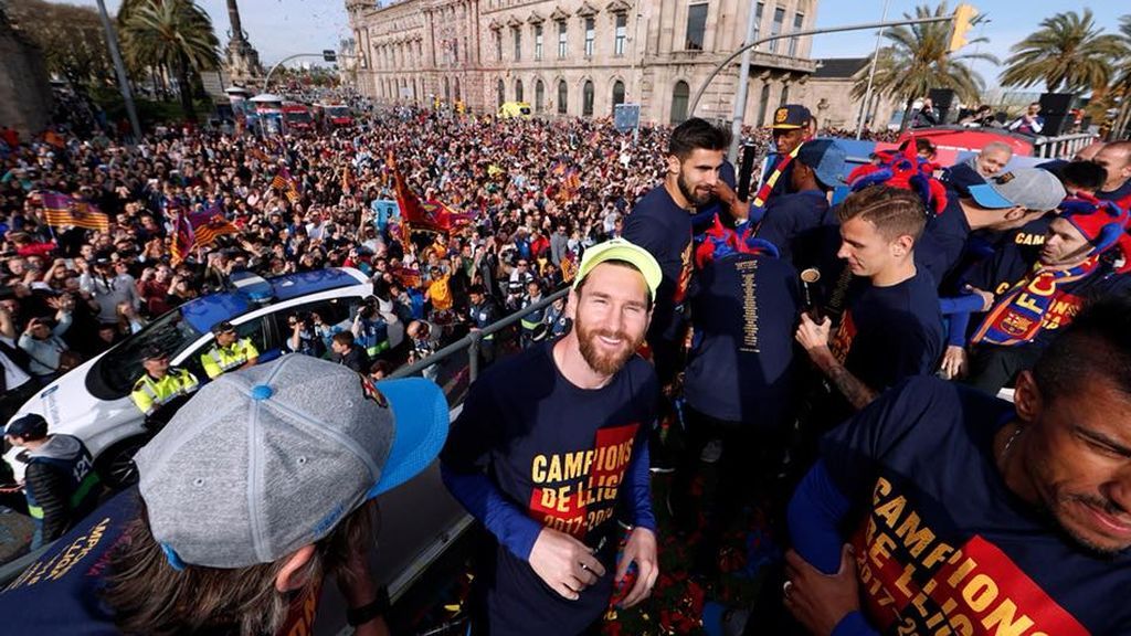 El Barça se da un baño de masas celebrando el doblete por las calles de la ciudad