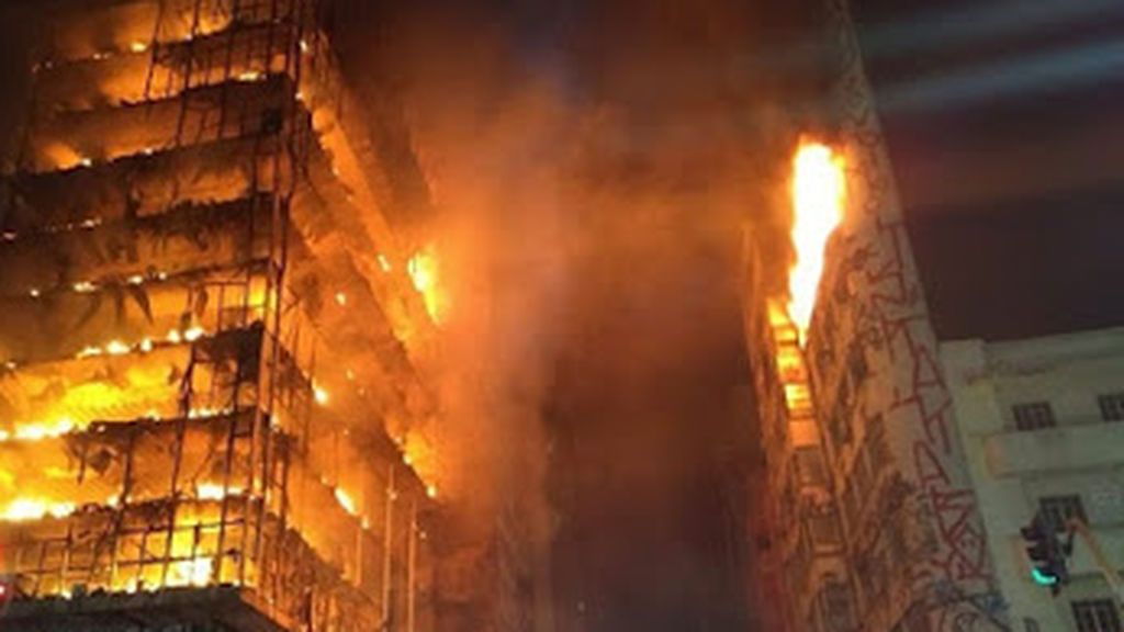 Un muerto en el desplome de un rascacielos de llamas en Sao Paulo