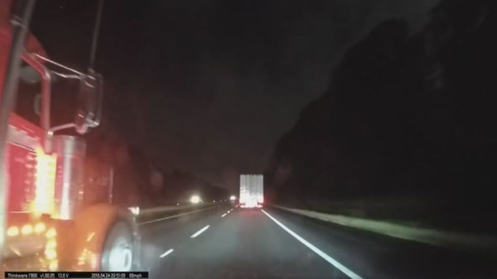 El piloto automático de un Tesla evita un accidente con un camión