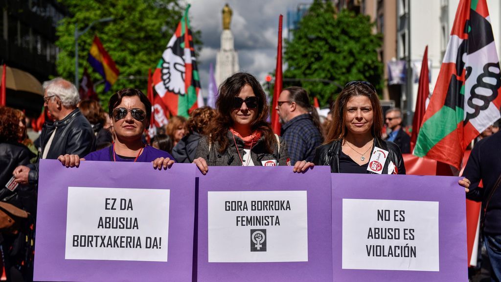 Las mujeres agitan las pancartas en un 1º de mayo feminista