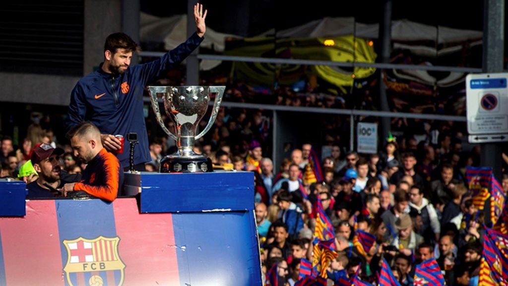 Un Mosso d'Esquadra tuvo que intervenir para llamar la atención a un Piqué desatado en la celebración del Barça