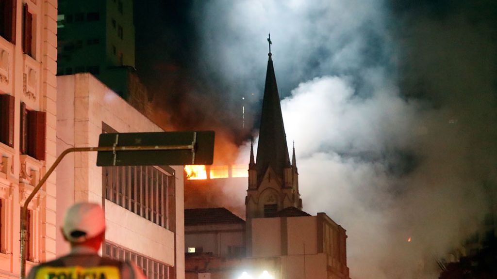 Un muerto en el desplome de un rascacielos de llamas en Sao Paulo