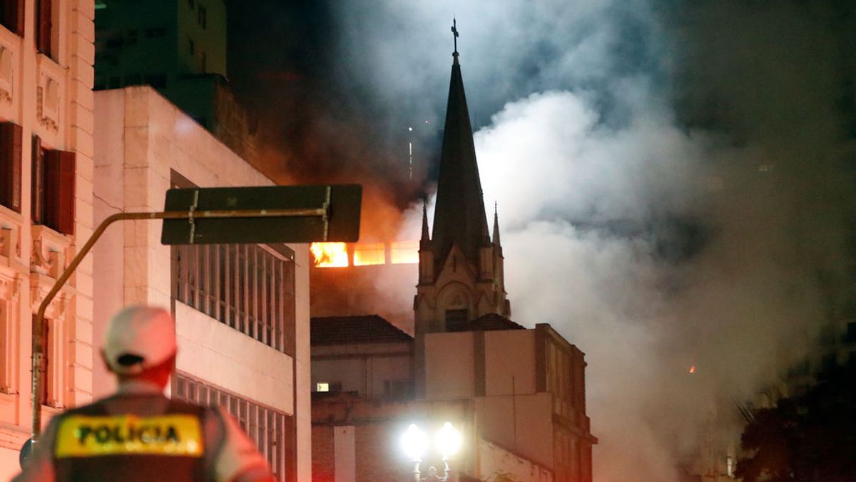Se derrumba un edificio en llamas en Sao Paulo: Un muerto y varios desaparecidos