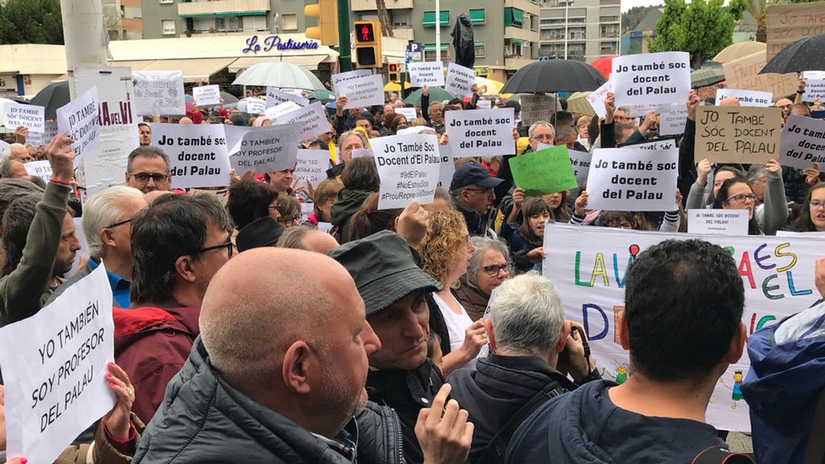 Una concentración apoya a los docentes denunciados de Sant Andreu de la Barca (Barcelona)