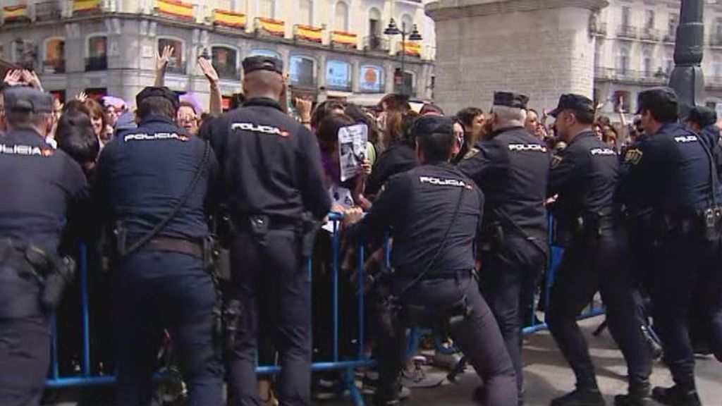 Tensión entre manifestantes y policía en la marcha contra 'La Manada' en Madrid