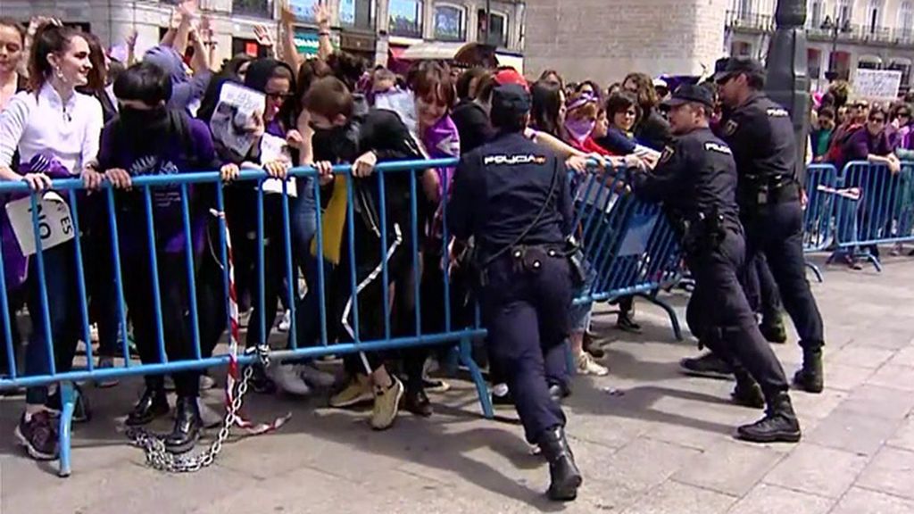 La protesta contra la sentencia a ‘La Manada’ intenta romper el cordón policial en la Puerta del Sol