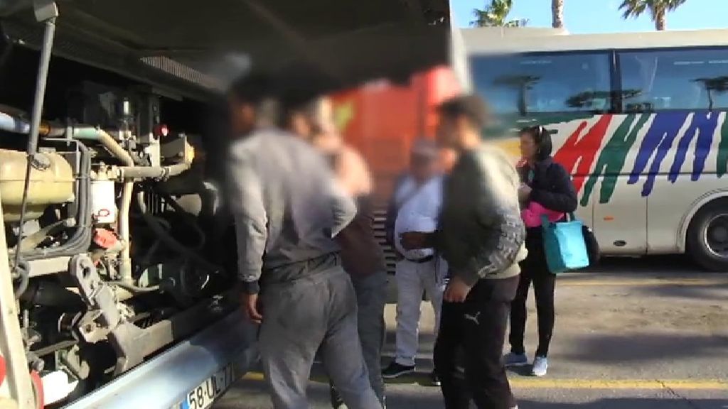 Los jóvenes se juegan el tipo para entrar en Ceuta y Melilla escondidos en los autobuses