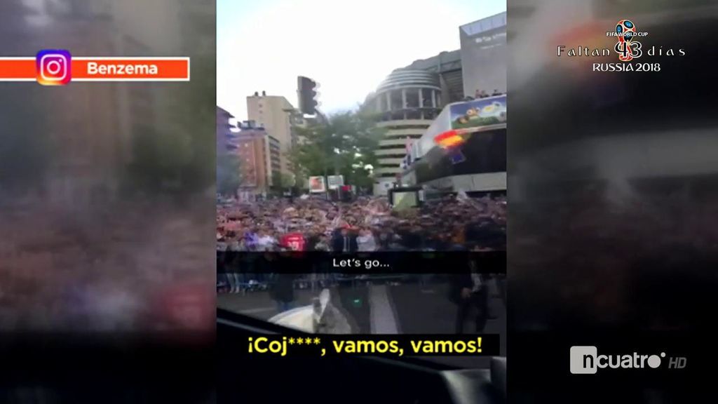 Los jugadores del Real Madrid vivieron emocionados la llegada del autobús al Santiago Bernabéu