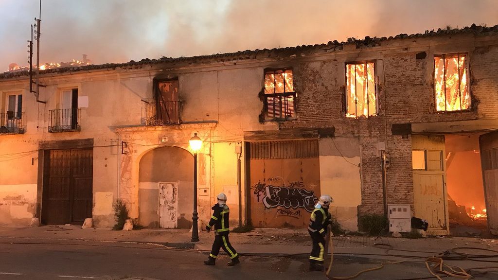 Un aparatoso incendio en Aranjuez obliga a desalojar a un grupo de vecinos