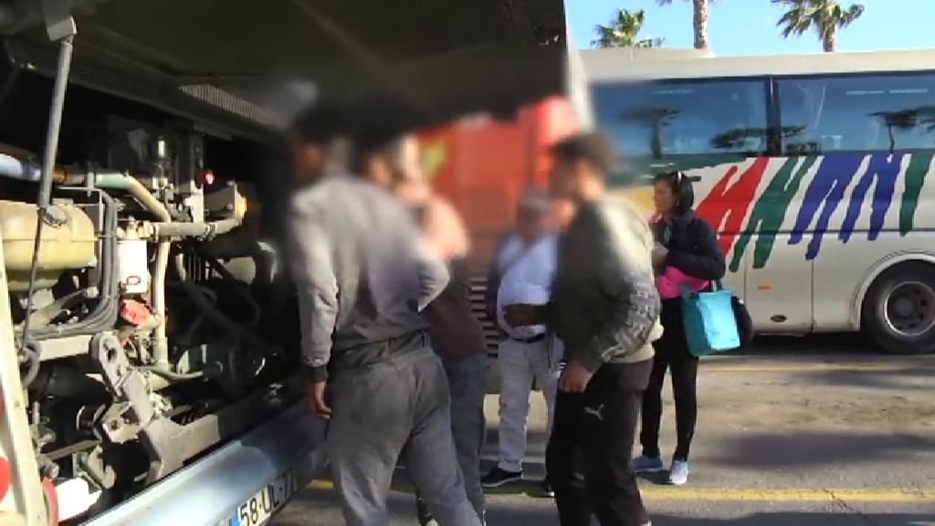 Los jóvenes se juegan el tipo para entrar en Ceuta y Melilla escondidos en los autobuses