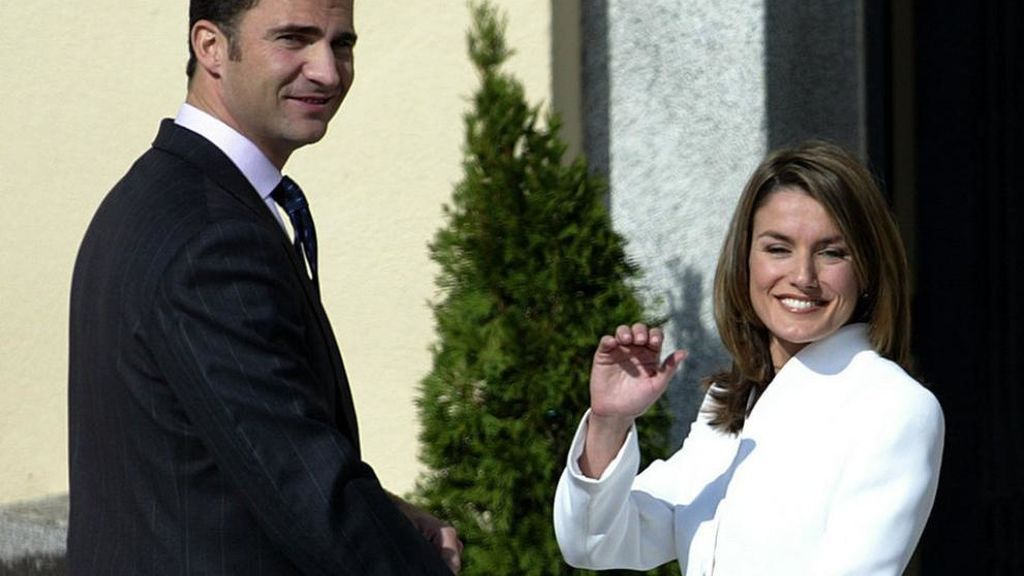 La reina Letizia rememora su traje de pedida 15 años después