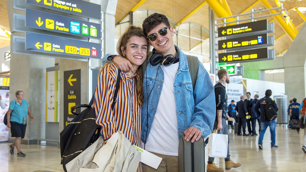 Amaia y Alfred, en el aeropuerto de Madrid, camino de Lisboa para participar en Eurovisión 2018.