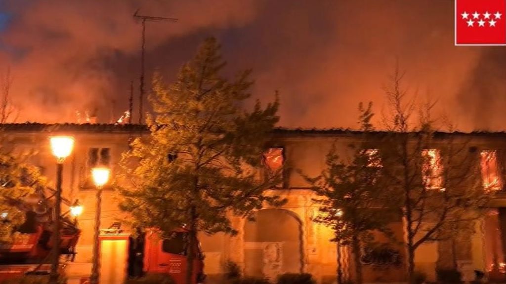 La policía científica investiga las causas del incendio en el Palacio de Osuna