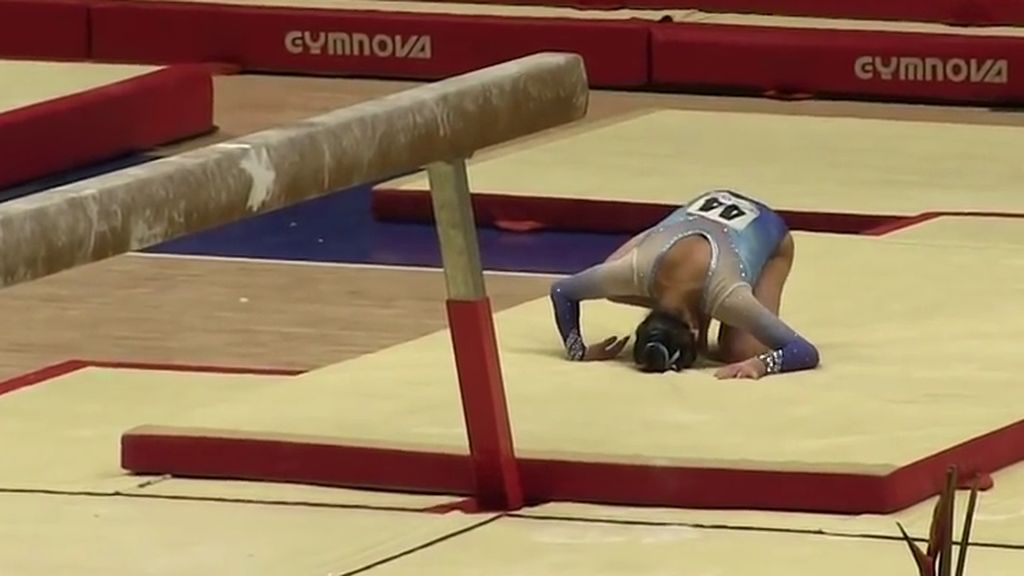 ¡No se da por vencida! Una gimnasta de 16 años protagoniza una brutal caída, pero decide seguir compitiendo