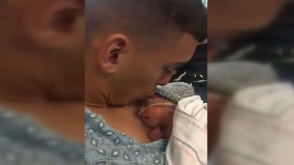 La tierna reacción de un bebé prematuro al beso de su padre