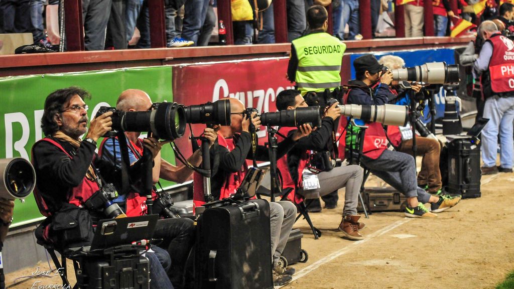 Periodistas deportivos denuncian cómo les roban en los estadios de fútbol usando un falso atropello de un perro