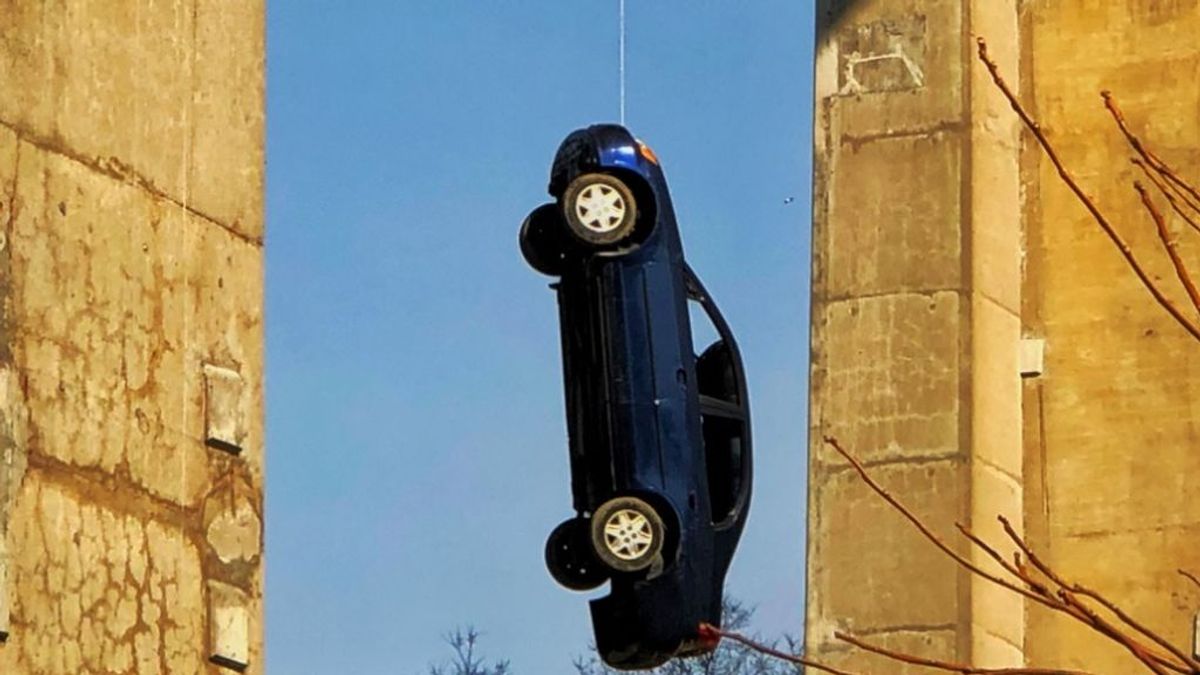 coche colgando puente toronto broma