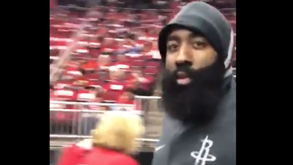 La reacción de James Harden ante un aficionado que le llamó "flopper"