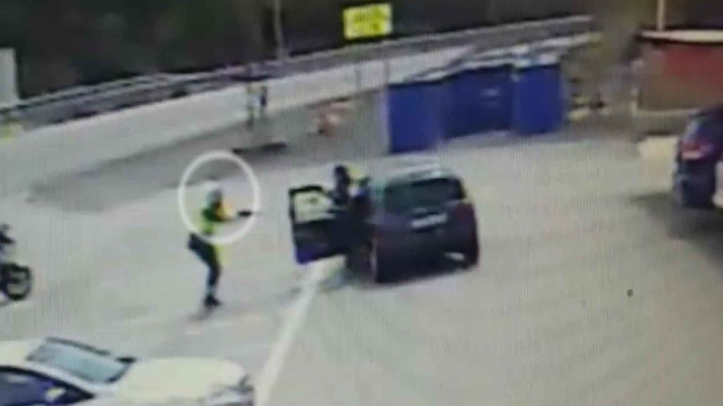 Espectacular detención a punta de pistola de dos atracadores en una gasolinera en Jaén