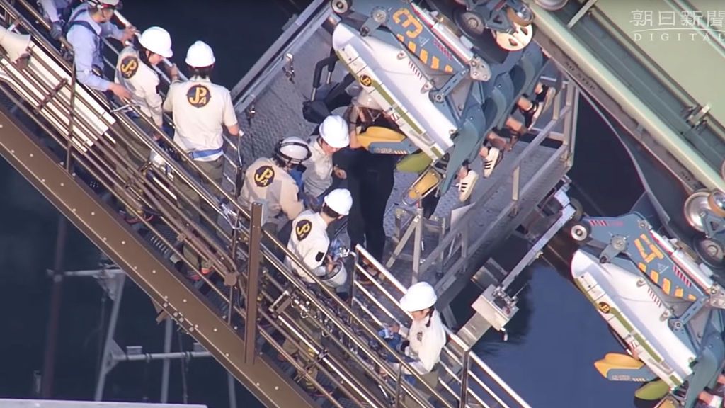 Susto en la montaña rusa:  64 personas atrapadas bocabajos en un parque de Japón