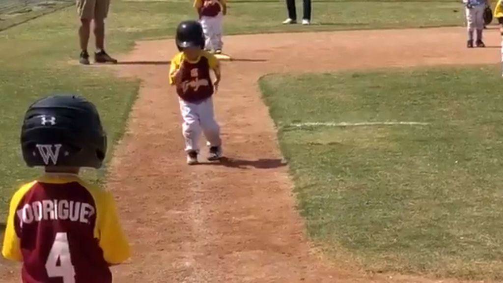 ¡La carrera más tierna! Su entrenador le pide que corra más rápido pero este niño de tres años decide hacerlo a cámara lenta