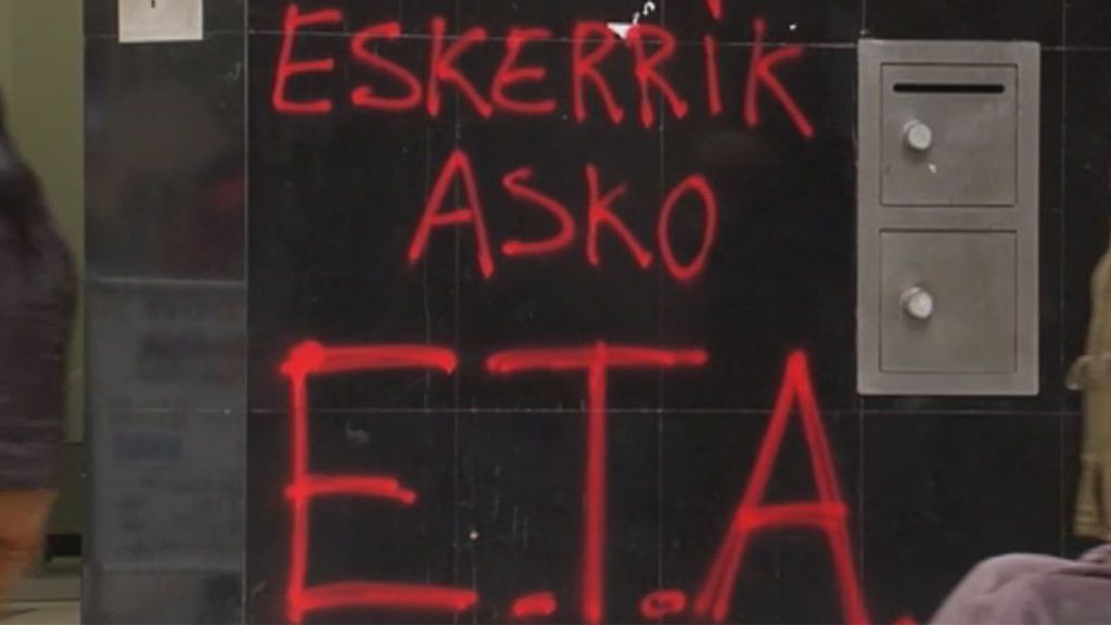 Pintadas a favor de ETA en Donosti en el día de su desaparición