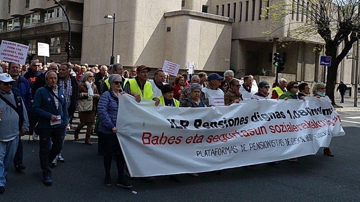 Miles de personas vuelven a manifestarse en Vitoria en demanda de unas pensiones "dignas" y mayores salarios
