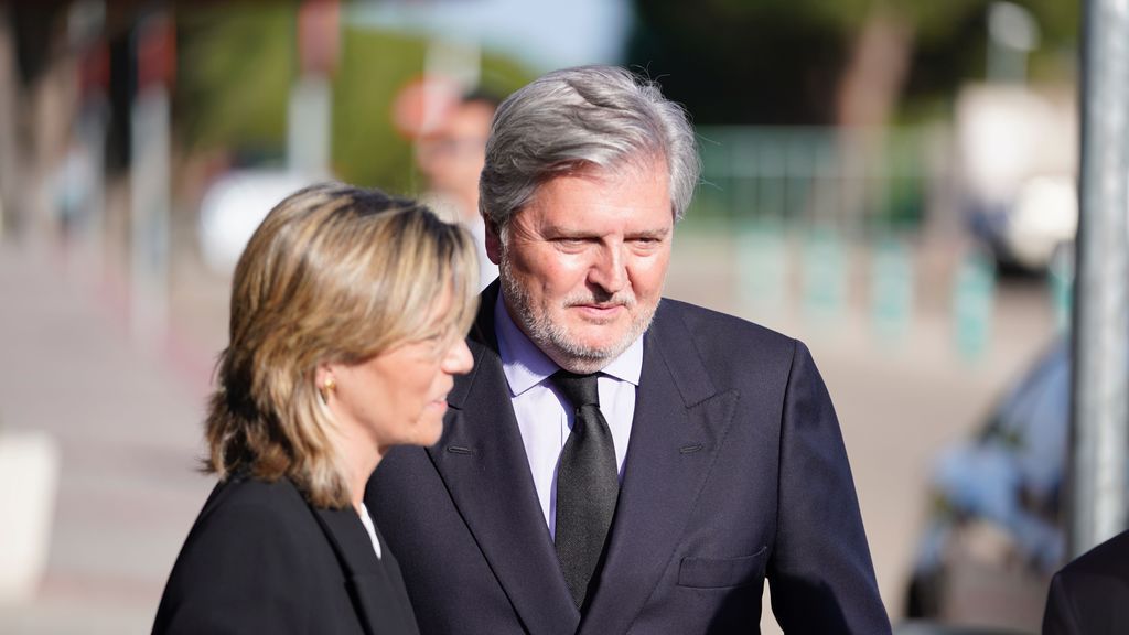 Íñigo Méndez de Vigo a su llegada al tanatorio
