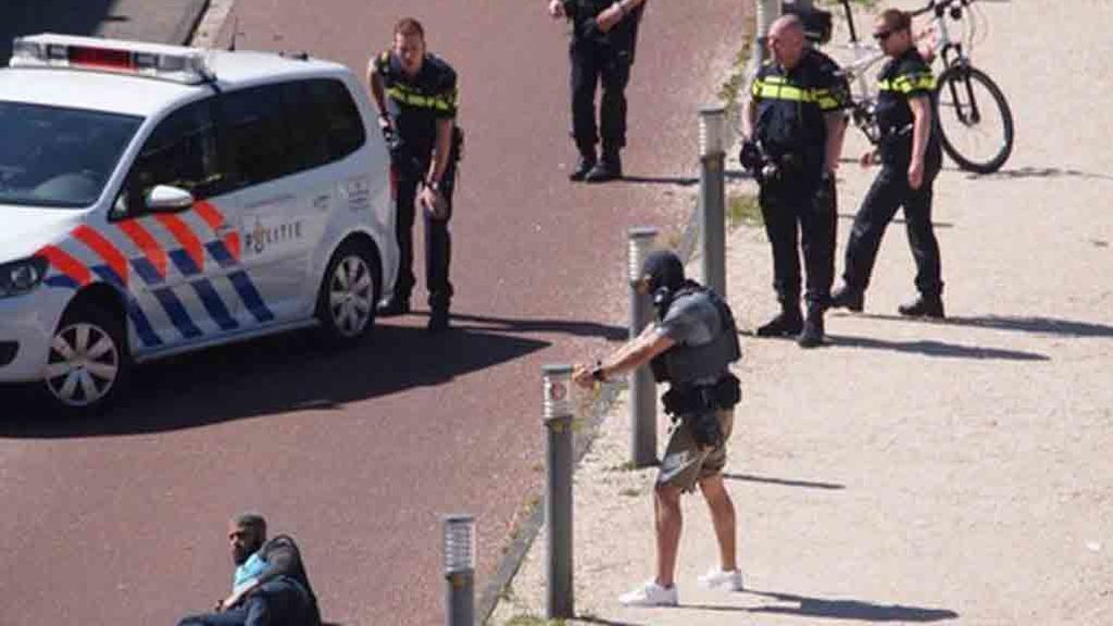 Momento en el que la Policía abate a un hombre tras apuñalar a varias personas en La Haya