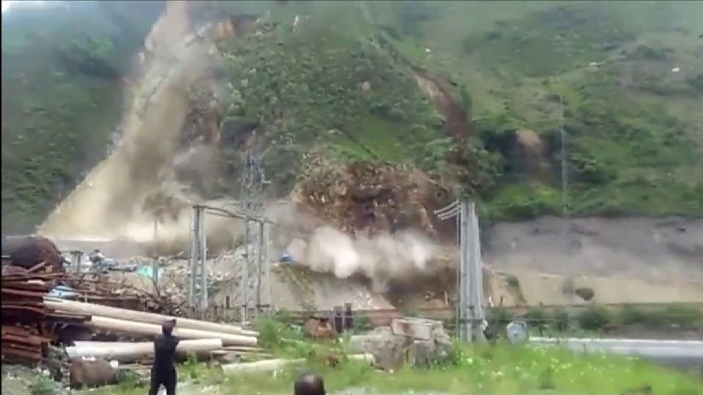 Un impresionante corrimiento de tierra sepulta una carretera en el sur de China