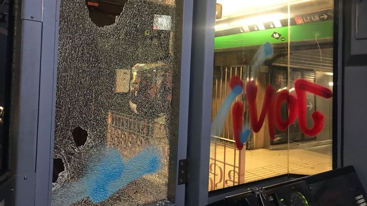 Un grupo de encapuchados ataca un convoy del metro de Barcelona