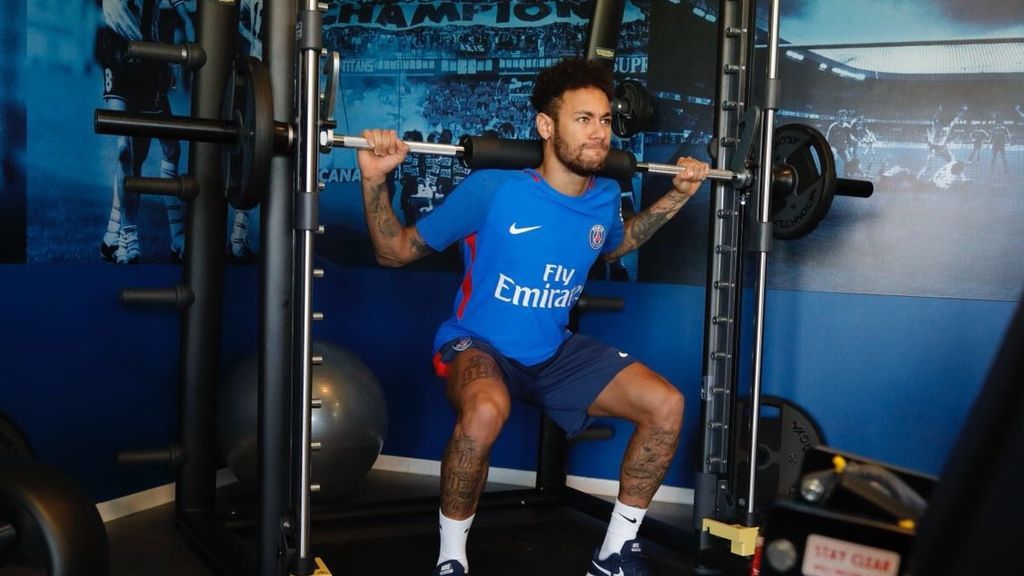 Neymar vuelve a París y comienza a ejercitarse en el gimnasio