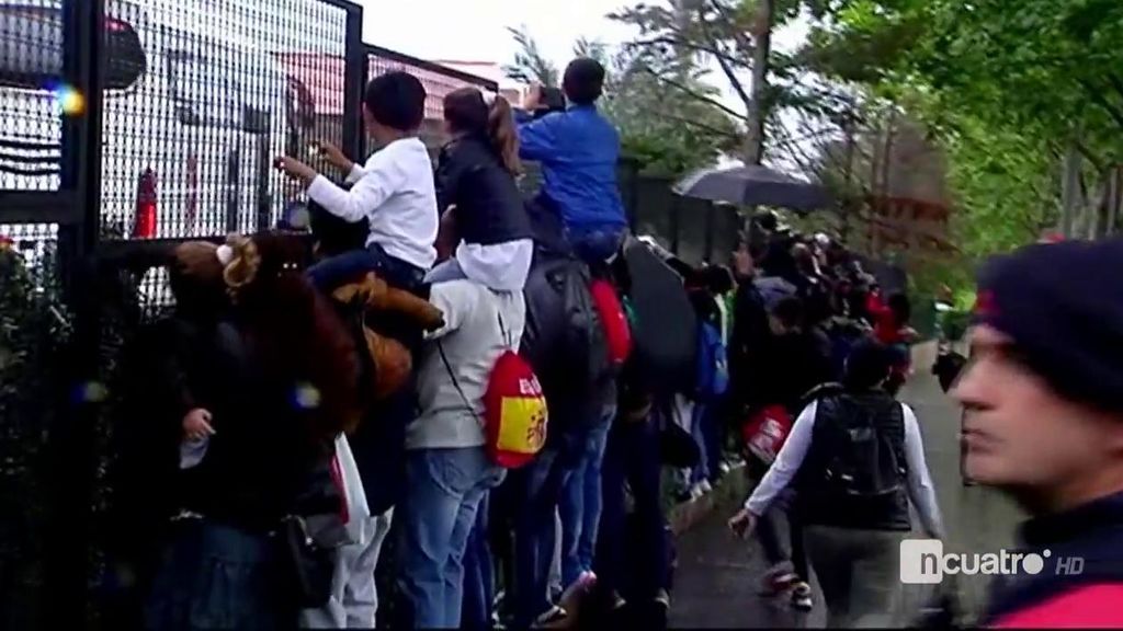 Locura a la llegada del Real Madrid a Barcelona: miles de hinchas arropan a los jugadores