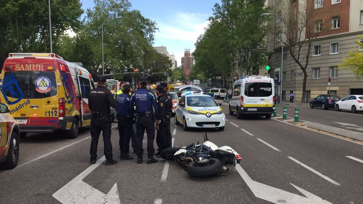 Mueren dos jóvenes en Madrid al ser alcanzada su moto por un coche que esquivaba a otro
